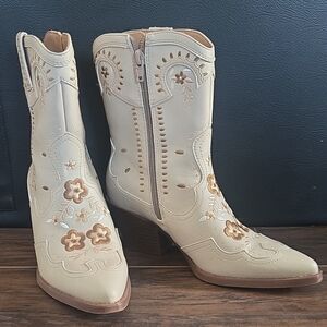 Crown Vintage Floral Embroidered Tan Heeled Boots